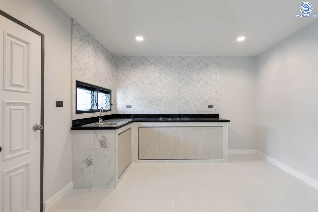 บ้านมือสองตกแต่งใหม่ โครงการ เมืองเอก โครงการ8  วิภาวดี-รังสิต บ้านเดี่ยวหลังใหญ่ บนเนื้อที่ 105 ตร.ว. พื้นที่ใช้สอยเยอะถึง 444 ตร.ม. พร้อมฟังก์ชัน 3 ห้องนอน 5 ห้องน้ำ 1 ห้องอเนกประสงค์ 1 ห้องแม่บ้าน จอดรถได้ 2 คัน สุดยอดทำเล เชื่อมต่อทุกการเดินทาง ใกล้จุดขึ้นทางด่วน "ศรีสมาน" และมหาวิทยาลัยรังสิต